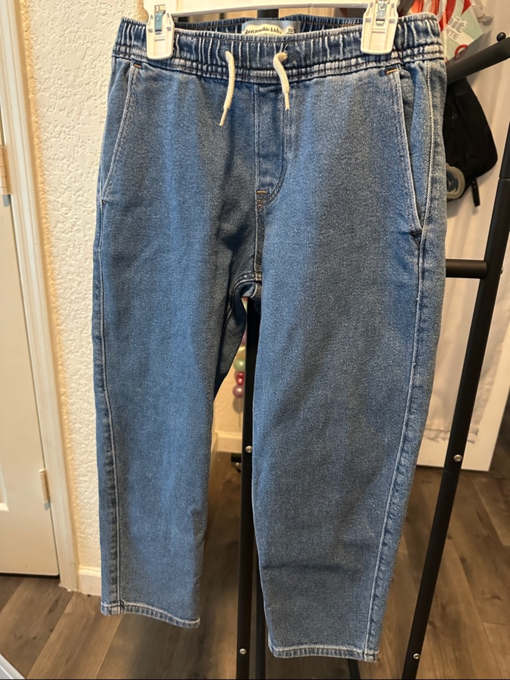 Abercrombie kids pull on jeans